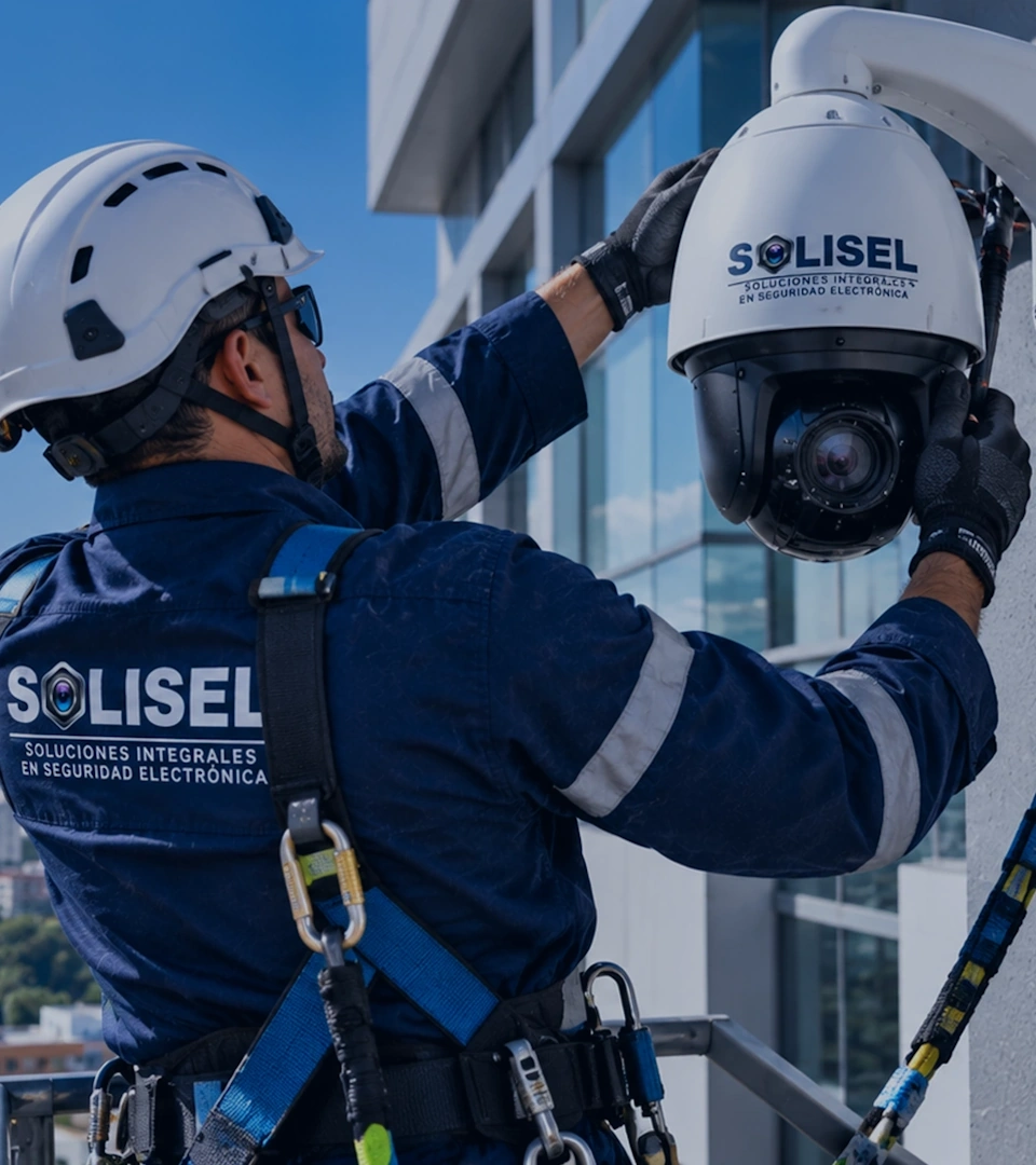 Cámara de seguridad instalada por SOLISEL en la fachada de un edificio en Bogotá